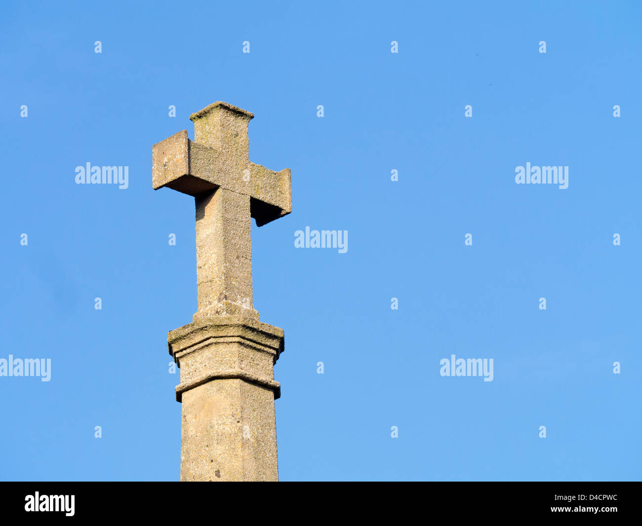 Cruz de piedra encima del Builth Wells War Memorial. Foto de stock
