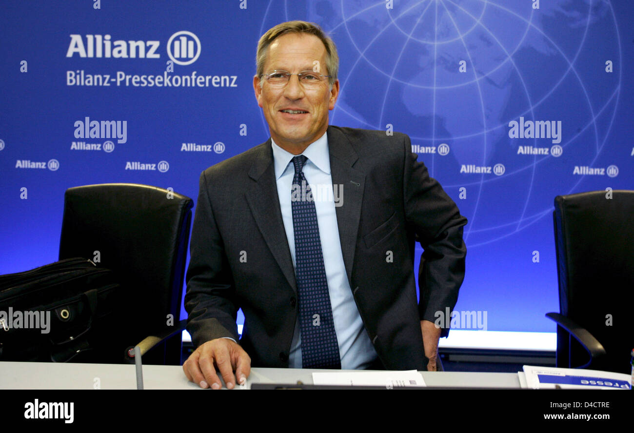 Allianz SE CEO Michael Diekmann sonríe ante la conferencia de prensa de balance del grupo en Munich, Alemania, el 21 de febrero de 2008. En Europa el mayor aseguradora Allianz prefiere ser prudente para el próximo ejercicio, a pesar de reservar una ganancia récord el año pasado con sus turbulencias económicas en los mercados financieros. Tener que absorber miles de millones de cargos en el curso de una crisis nos golpeó la vivienda Foto de stock