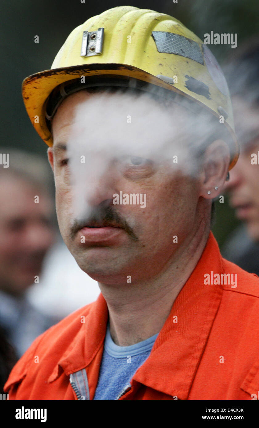 Un minero de 'RAG Deutsche Steinkohle' empresa minera fuma mientras asistía a la reunión extraordinaria de la empresa funciona en Saarbrücken, Alemania, el 26 de febrero de 2008. Un terremoto relacionadas con la minería llegando a 4,0 en la escala de Richter "sacudió la región del Sarre el 23 de febrero de 2008. Desde entonces, la labor recae en el Sarre, la única mina Ensdorf. 3600 mineros están de permiso y será enviado en Foto de stock