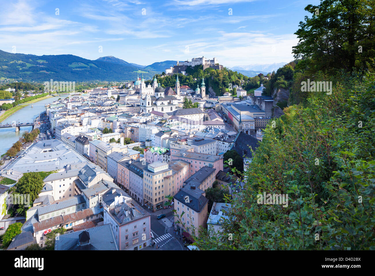 Vista desde Moenchsberg del casco antiguo de Salzburgo, Austria Foto de stock