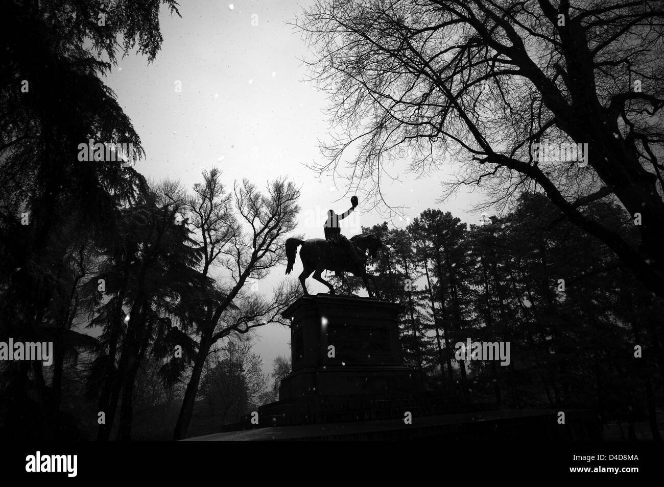 Milán. El parque Sempione. Estatua de un hombre a caballo Foto de stock