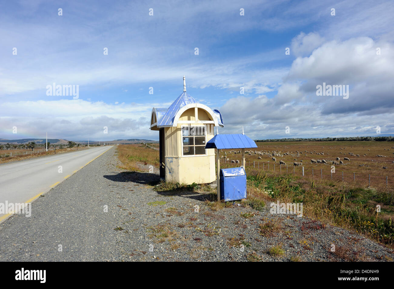 Refugio autobús en la carretera desde Punta Arenas a Puerto Natales por la  Ruta 9. Chile Fotografía de stock - Alamy