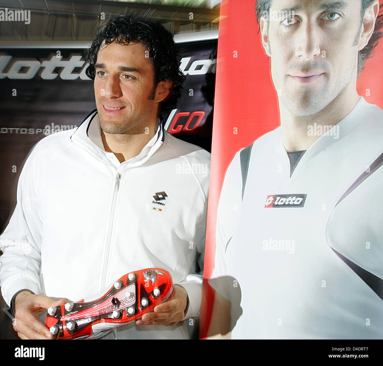 Luca Toni de club Bundesliga Bayern Munich presenta una nueva zapatilla de  fútbol con Rotary espárragos en el Jardín Inglés en Munich, Alemania, el 17  de abril de 2008. La universidad de