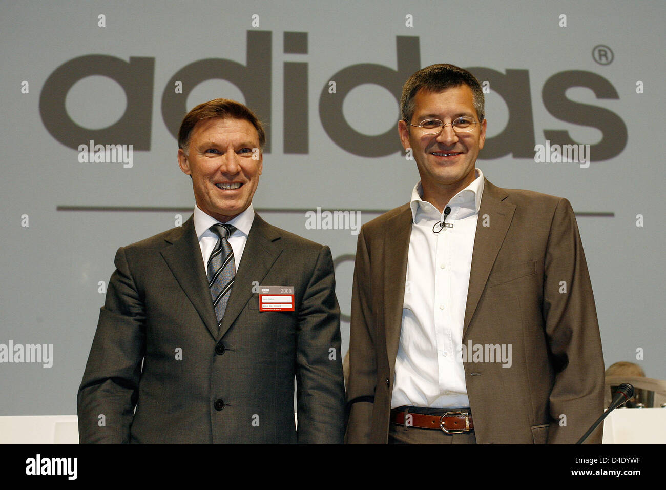 Adidas-CEO Herbert Hainer (R) y CFO Robin Stalker plantear durante la  reunión general de la empresa en Fürth, Alemania, 08 de mayo de 2008.  Hainer confirmó su objetivo para hacer que la