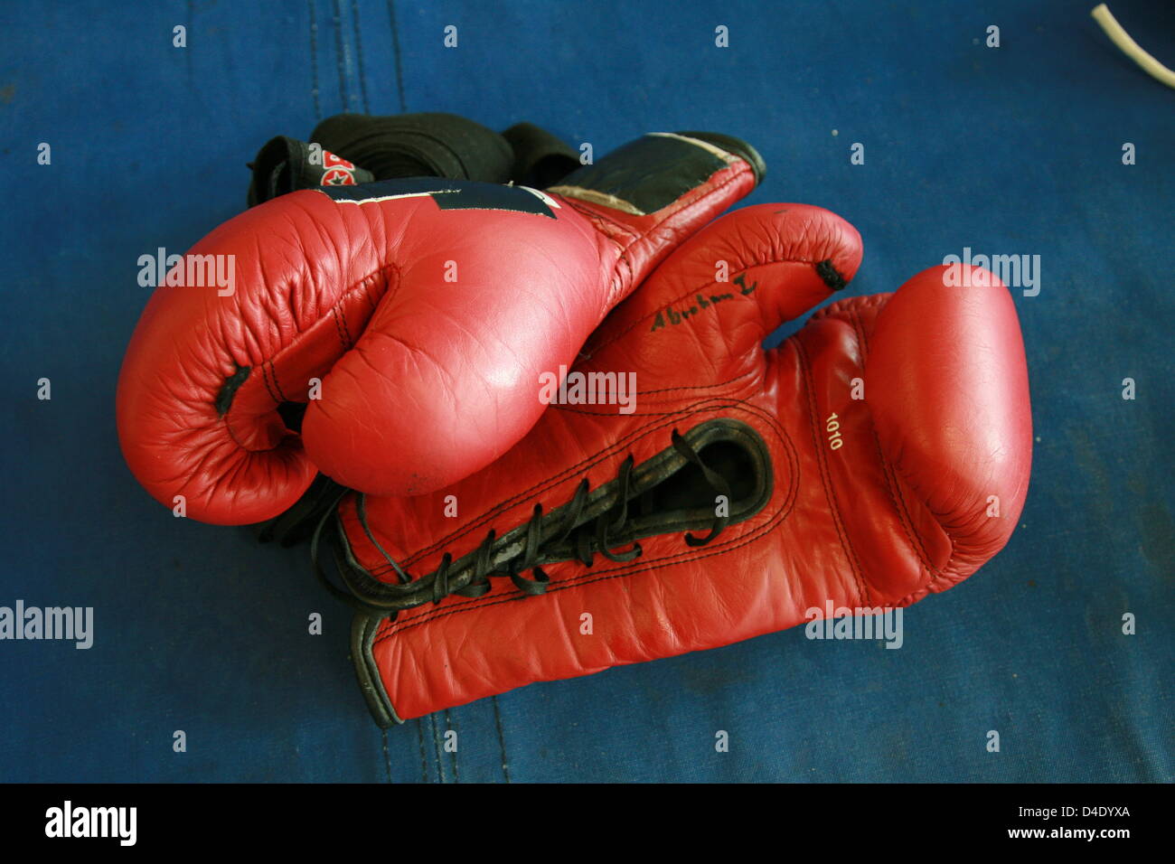 La imagen muestra los guantes de boxeo campeón de peso medio de Arthur  Abraham en el sidlines de un rodaje para el canal de televisión pública  alemana MDR en Berlín, Alemania, 08