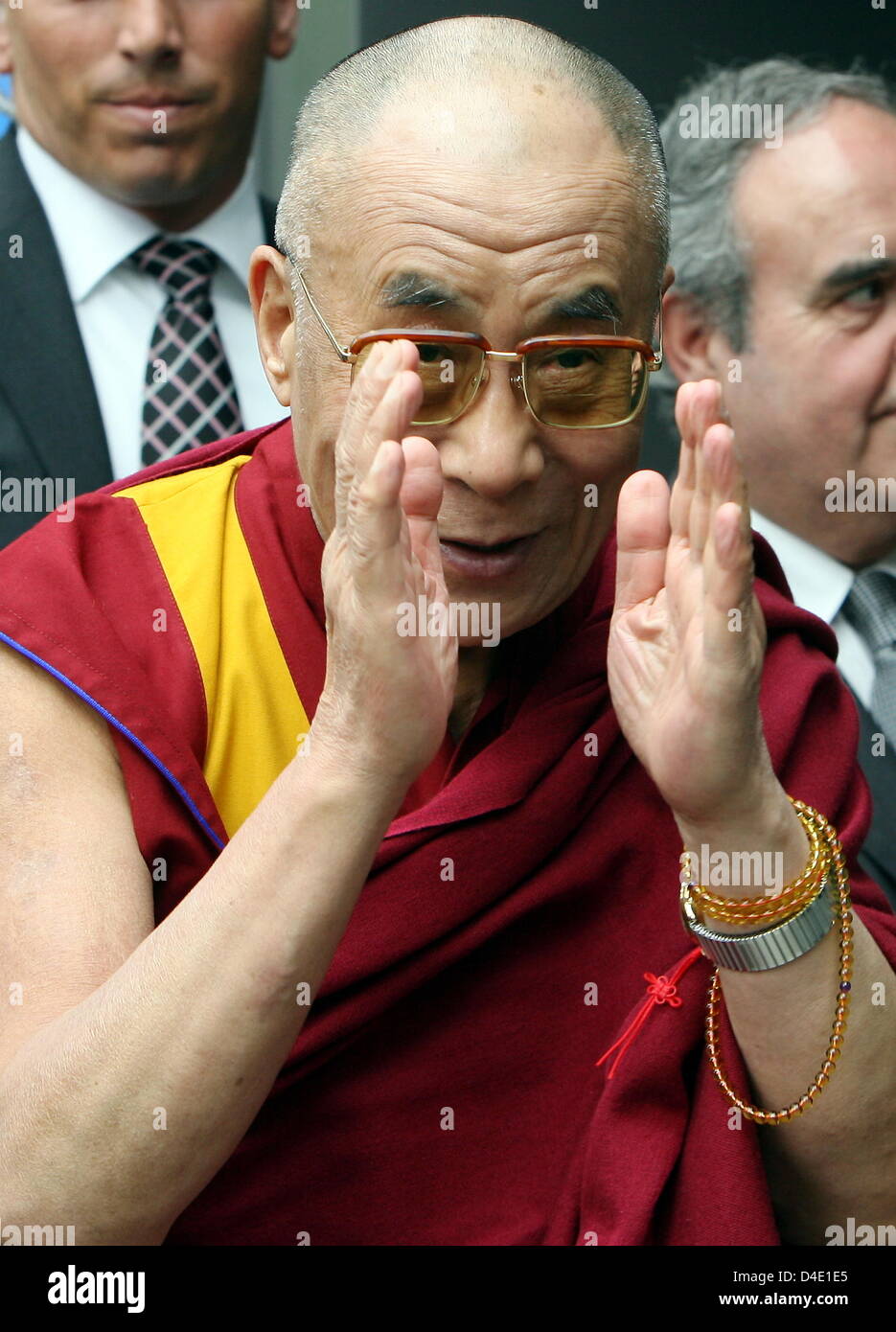 El Dalai Lama saluda a los representantes de los medios de comunicación cuando llegan en Bochum, Alemania, 15 de mayo de 2008. El líder político y espiritual del pueblo tibetano se encuentra actualmente en una visita de cinco días a Alemania. Foto: FEDERICO GAMBARINI Foto de stock