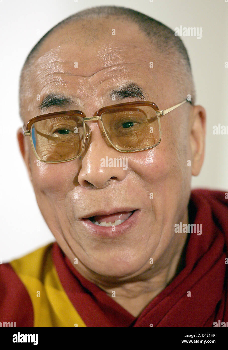 El Dalai Lama es retratada durante una conferencia de prensa en Bochum, Alemania, 16 de mayo de 2008. El líder político y espiritual del pueblo tibetano se encuentra actualmente en una visita de cinco días a Alemania. Foto: FEDERICO GAMBARINI Foto de stock