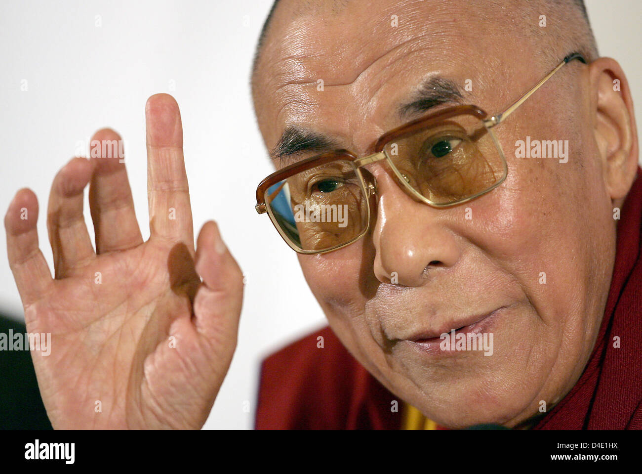 El Dalai Lama es retratada durante una conferencia de prensa en Bochum, Alemania, 16 de mayo de 2008. El líder político y espiritual del pueblo tibetano se encuentra actualmente en una visita de cinco días a Alemania. Foto: FEDERICO GAMBARINI Foto de stock