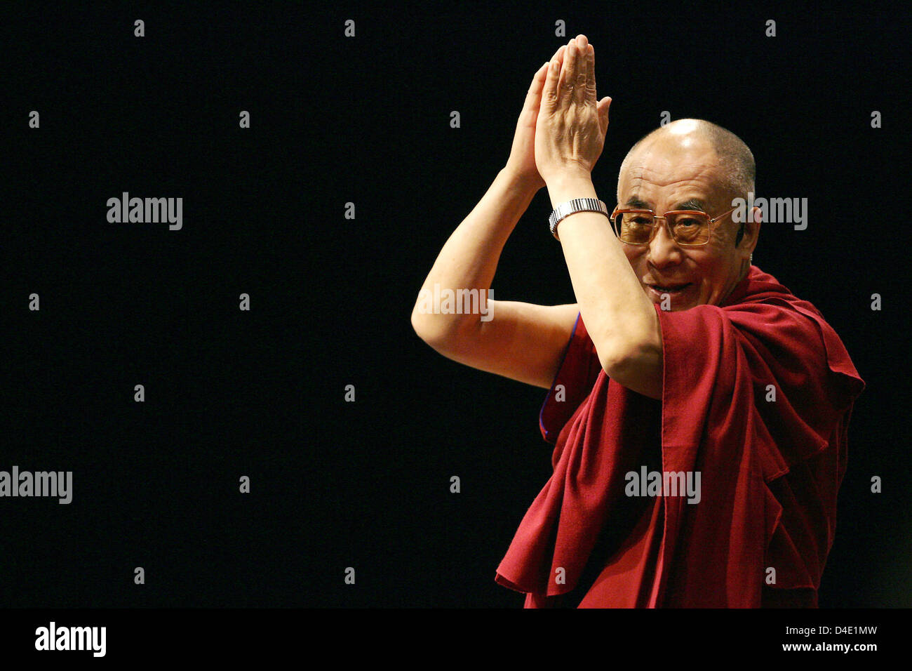 El Dalai Lama gestos mientras dando una conferencia titulada "Retos y futuro" en Bochum, Alemania, 16 de mayo de 2008. El líder político y espiritual del pueblo tibetano se encuentra actualmente en una visita de cinco días a Alemania. Foto: Federico Gambarini Foto de stock