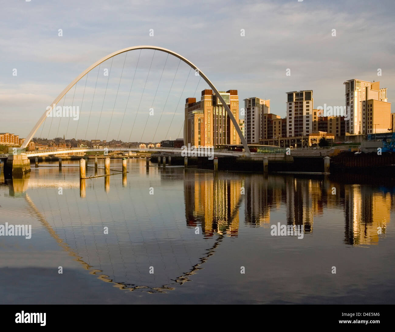 Reino Unido, Inglaterra, Newcastle Upon Tyne, Quayside, Millenium Bridge Foto de stock