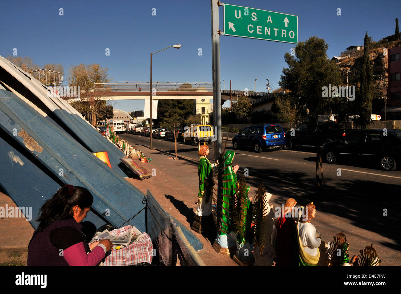 Una mujer en Nogales, Sonora, México, vende artículos religiosos a lo