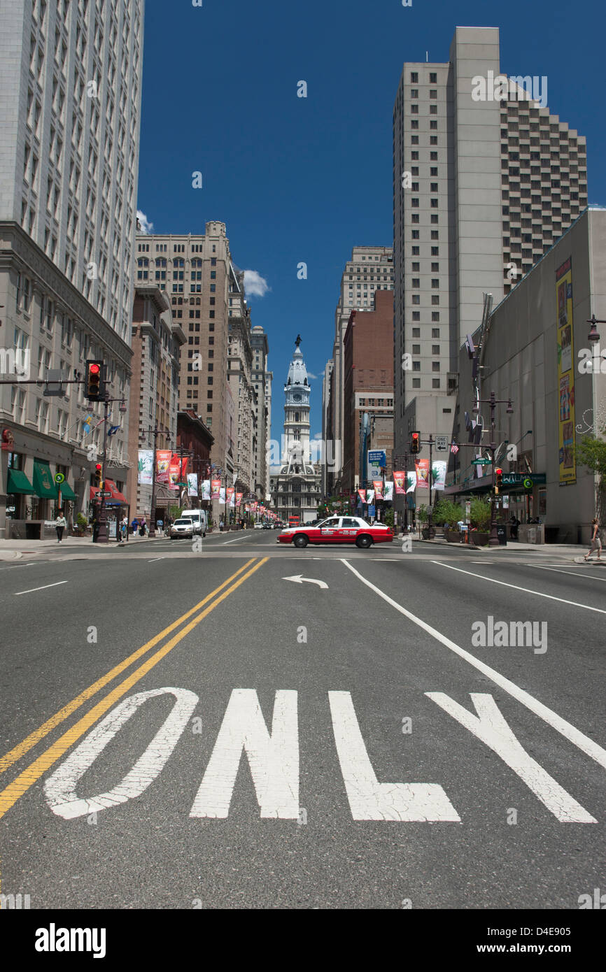 Sólo el carril de giro a la izquierda la calle Broad Street City Hall centro de Filadelfia, Pensilvania, EE.UU. Foto de stock