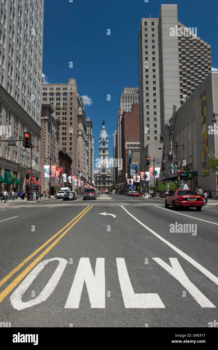 Sólo el carril de giro a la izquierda la calle Broad Street City Hall centro de Filadelfia, Pensilvania, EE.UU. Foto de stock