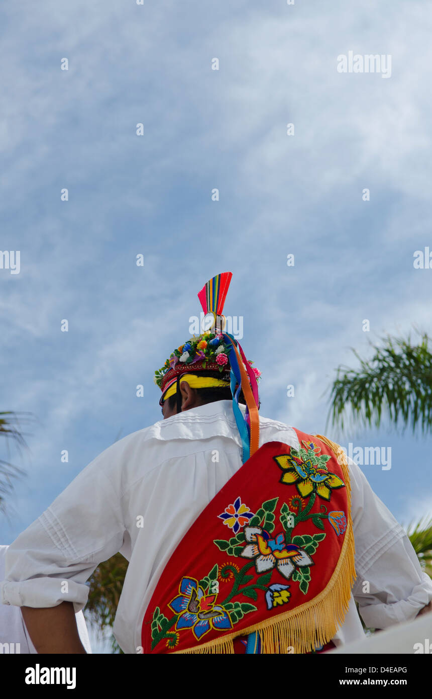 Vista trasera del hombre vestido con traje tradicional; Puerto Vallarta, Jalisco, México Foto de stock
