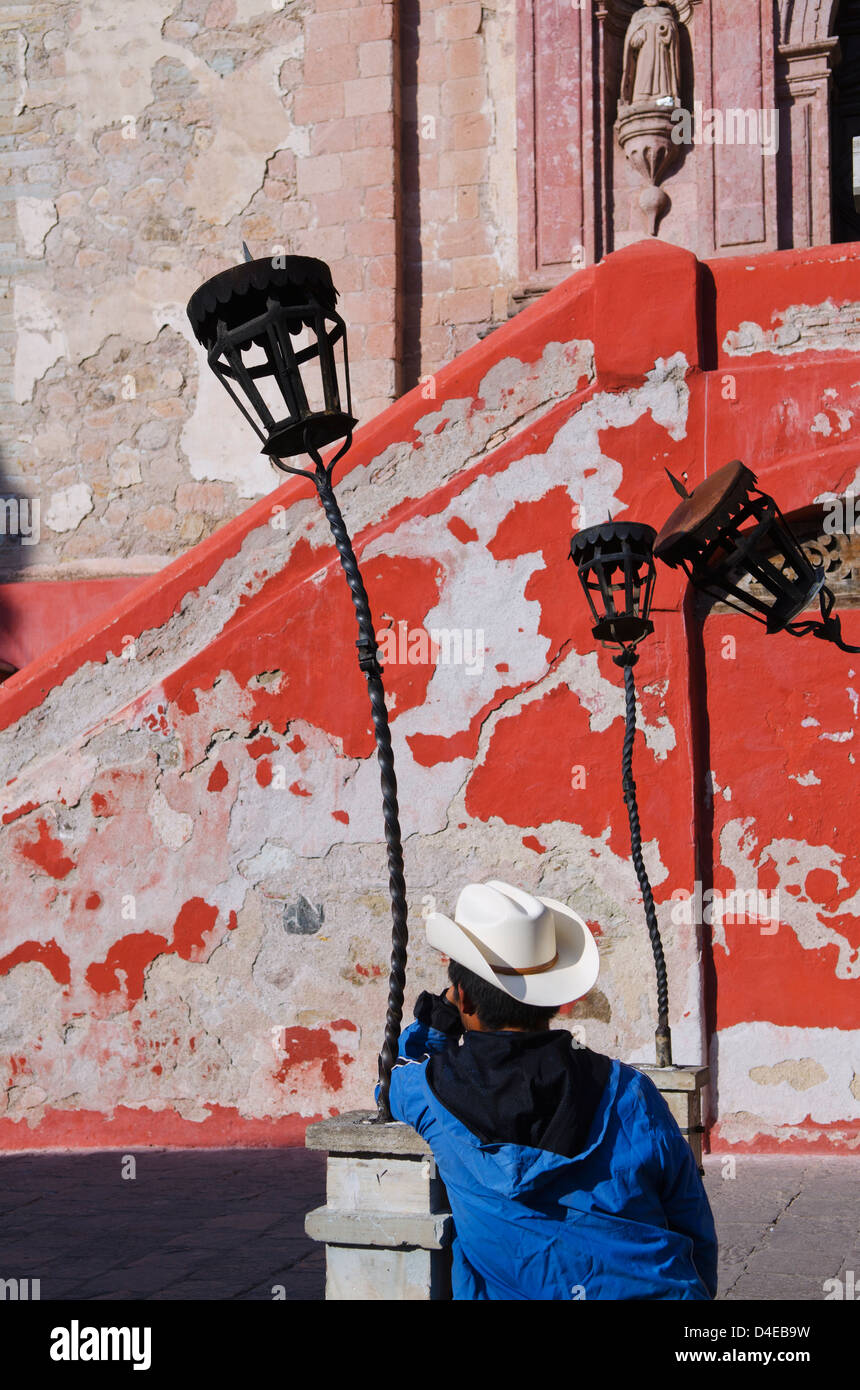 México, Guanajuato, Guanajuato, hombre inclinado contra la vieja linterna Foto de stock