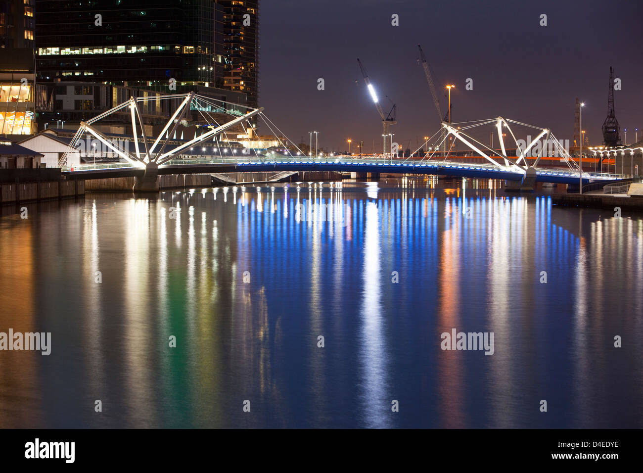 Los marinos Puente - una pasarela conecta Docklands con muelle Sur. Melbourne, Victoria, Australia Foto de stock