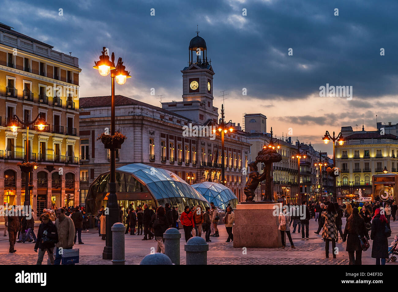 La Puerta del Sol, la vida nocturna, Madrid, España Foto de stock