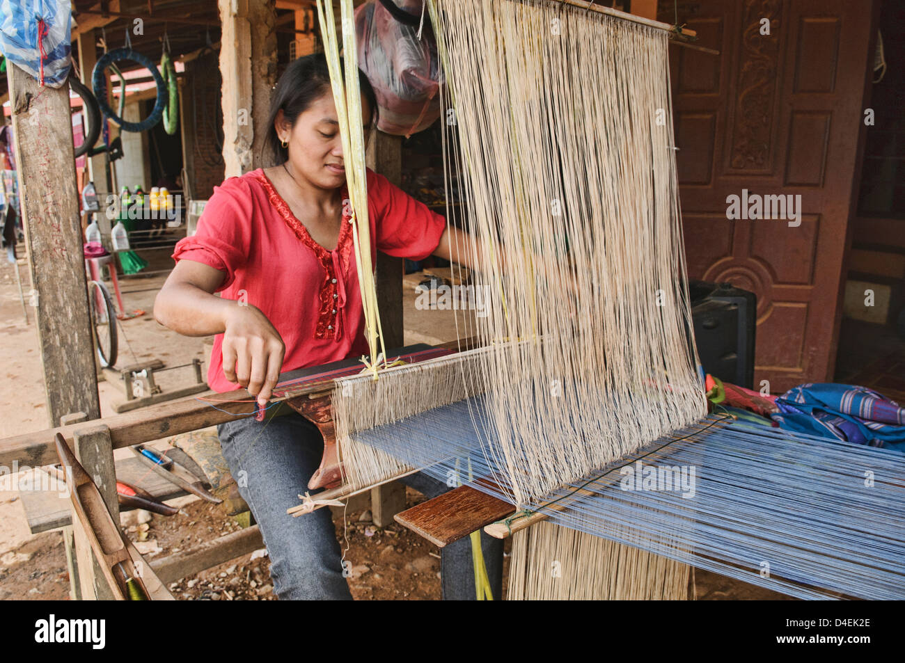 Mujer tejiendo en Vang Vieng, Laos Foto de stock