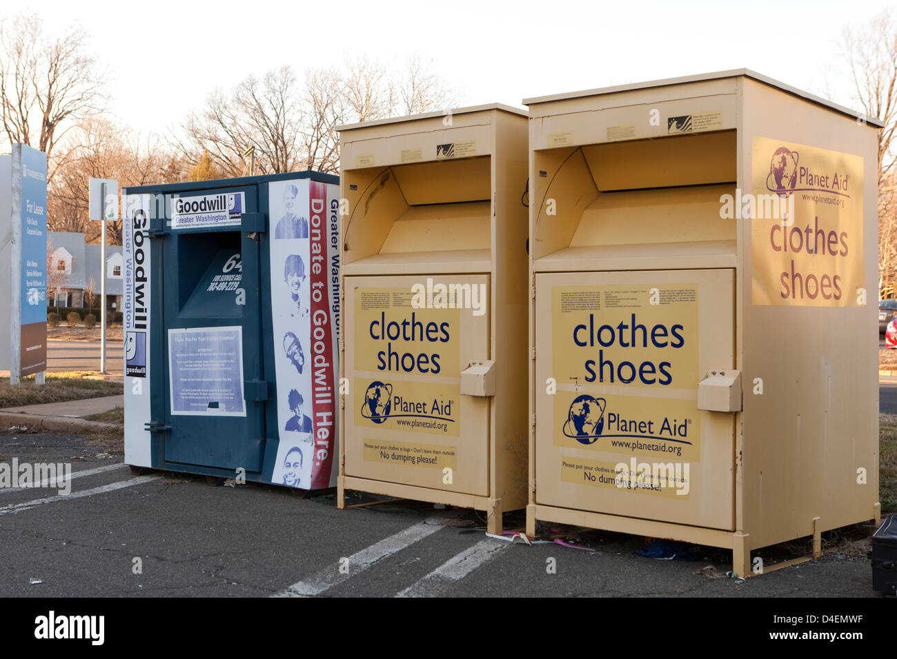 Donación de ropa usada bins - Virginia EE.UU. Foto de stock