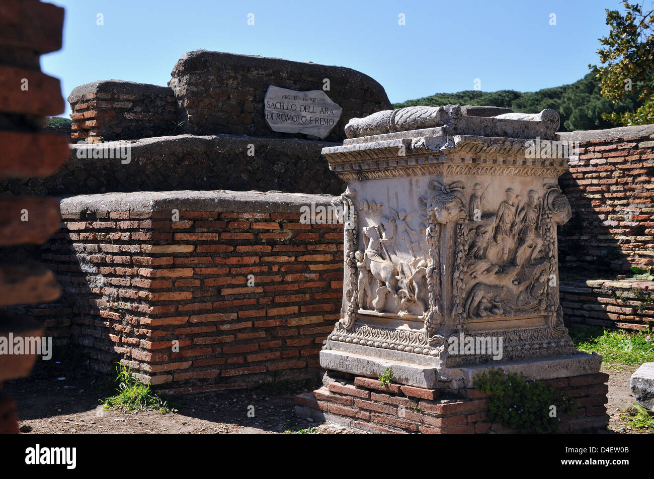 Scavi di Ostia Antica Sacello dell'Ara di Romolo e Remo Italia por Andrea quercioli Foto de stock