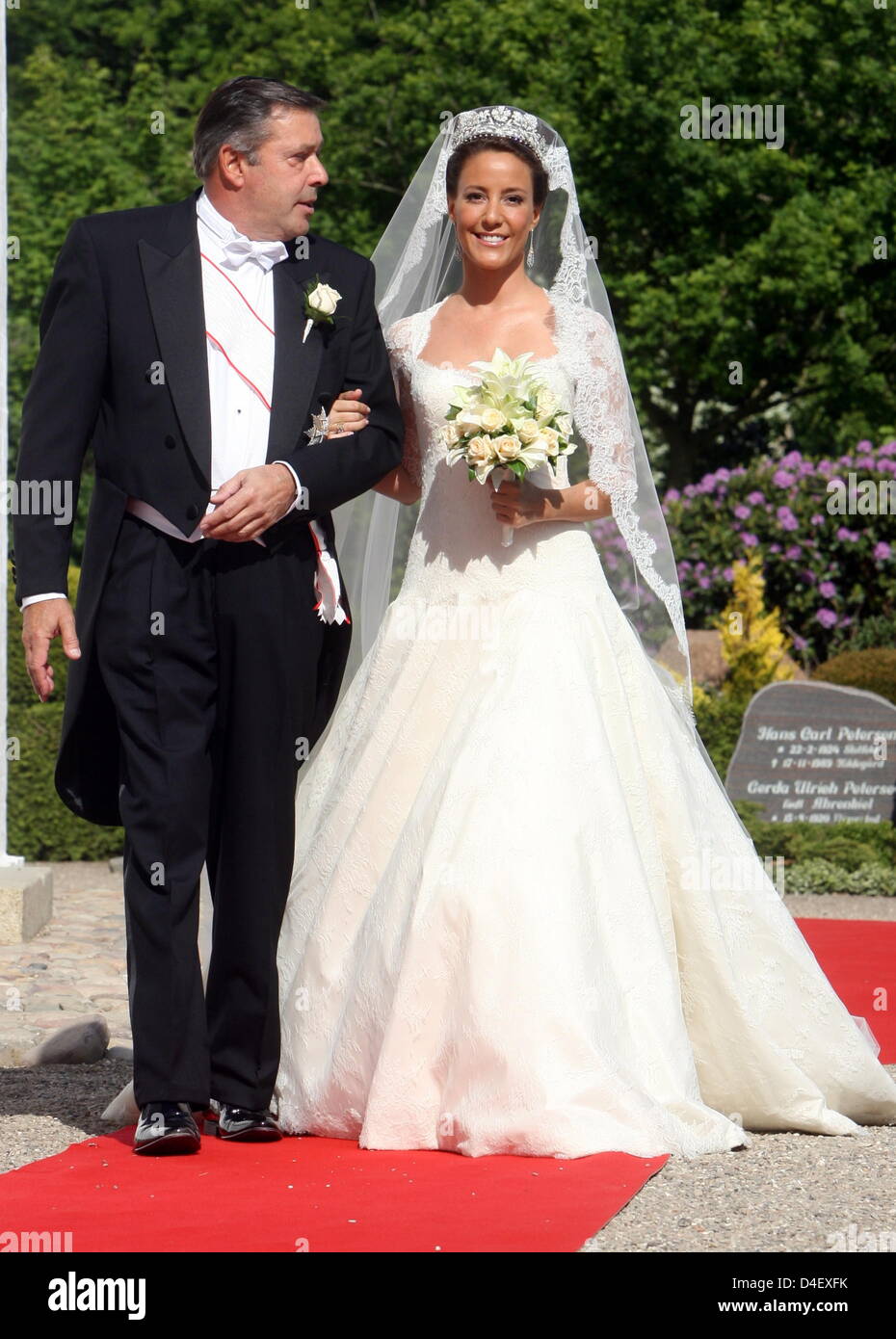 Marie Chevallier (R) y su padre Alain Cavallier llegan a la iglesia para la boda con el príncipe Joaquín de Dinamarca en Mogeltonder, Dinamarca, 24 de mayo de 2008. Foto: Kay Nietfeld Foto de stock