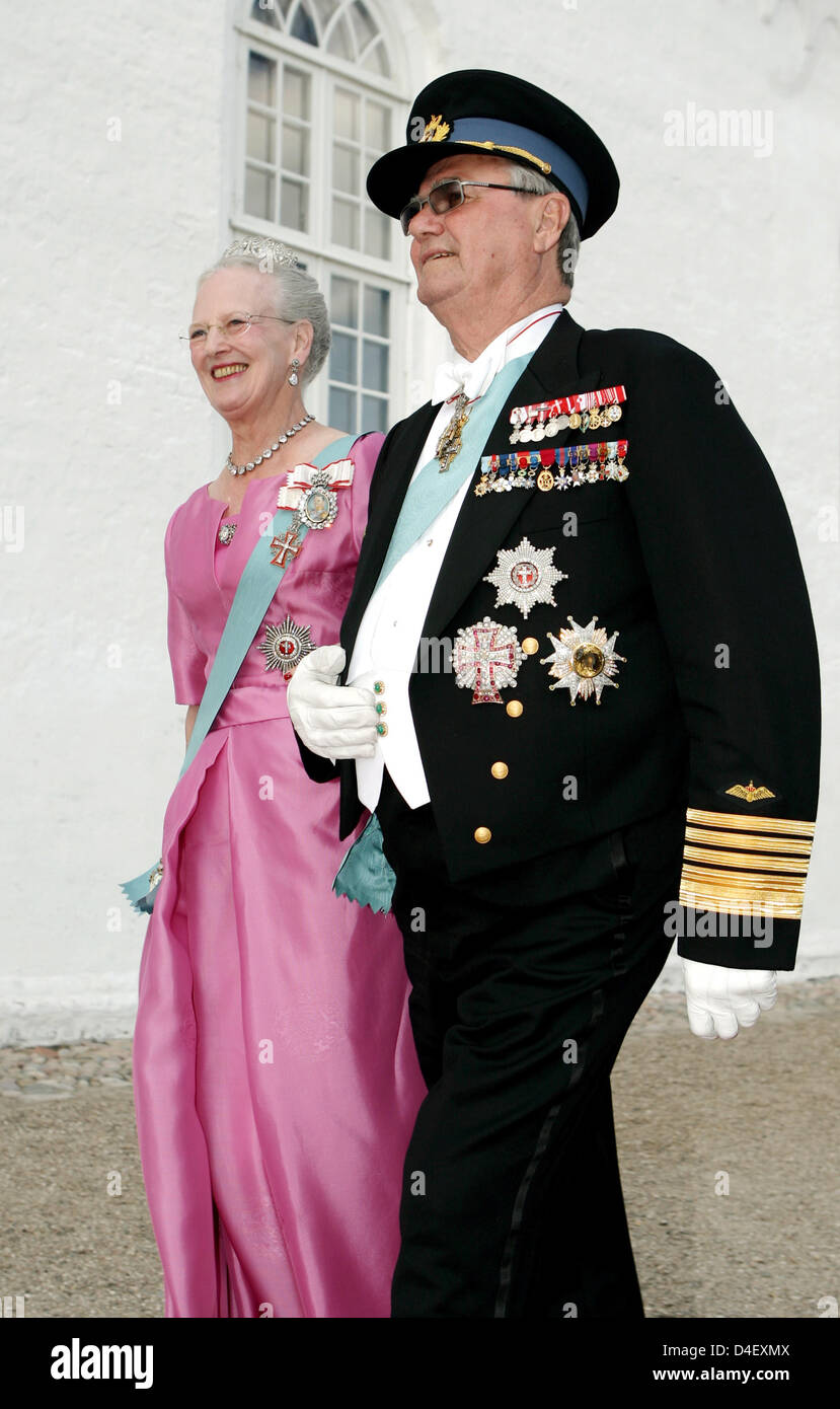La reina Margarita de Dinamarca y su marido, el Príncipe Henrik llegar para la boda del príncipe Joaquín y la princesa Marie Cavallier en la iglesia de Mogeltonder, Dinamarca, 24 de mayo de 2008. Foto: Kay Nietfeld Foto de stock