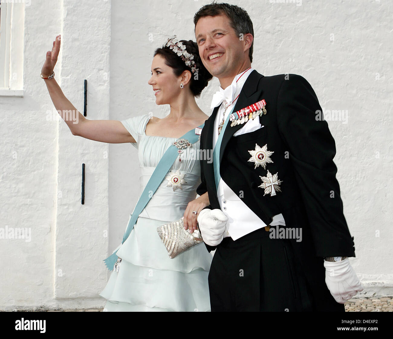 El príncipe Frederik de Dinamarca y su esposa, la Princesa María llegar a la boda del príncipe Joaquín y la princesa Marie Cavallier en la iglesia de Mogeltonder, Dinamarca, 24 de mayo de 2008. Foto: Kay Nietfeld Foto de stock