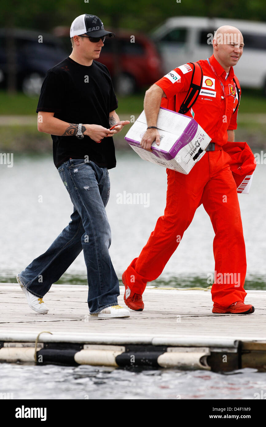 Fórmula Uno finlandés Kimi Raikkonen, de la Escudería Ferrari (L) llega al paddock del circuito Gilles-Villeneuve de Montreal, Canadá, 05 de junio de 2008. El Gran Premio de Fórmula 1 de Canadá 2008 se celebrará el 08 de junio. Foto: ANDRE PICHETTE Foto de stock