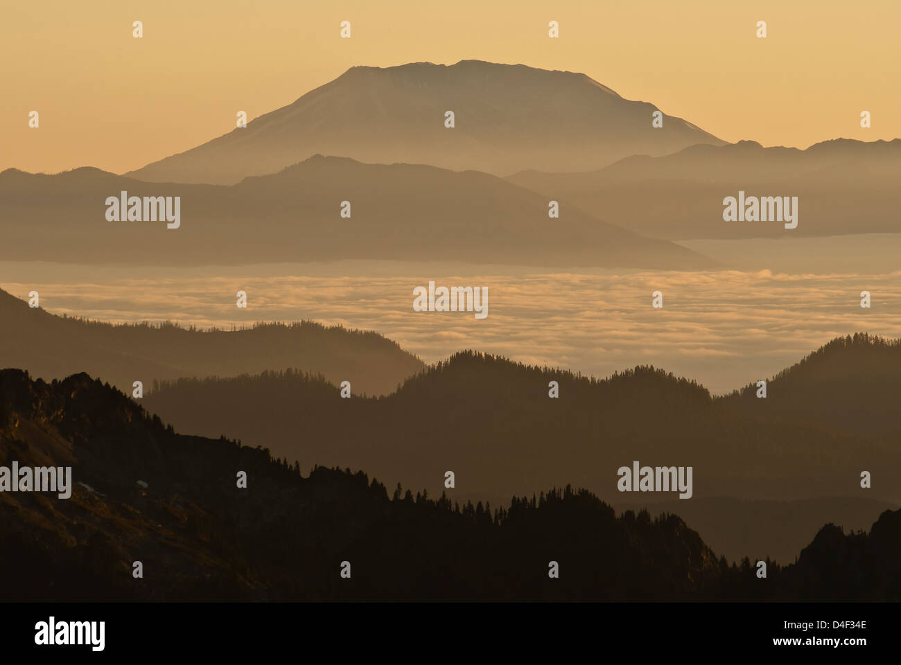 Silueta de montaña sobre el paisaje neblinoso Foto de stock