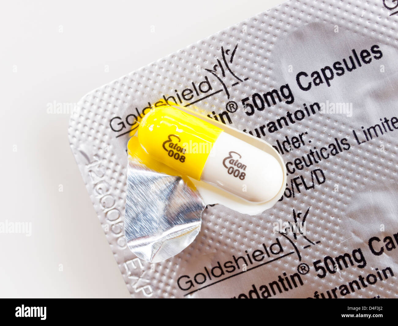 Una cápsula conteniendo Macrodantin Nitrofurantoin un antibiótico utilizado para combatir