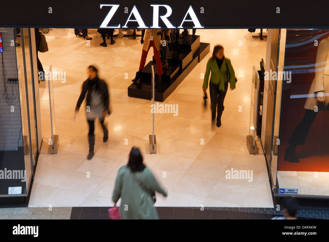 Varsovia, Polonia, del complejo de tiendas Zara en Golden terrazas