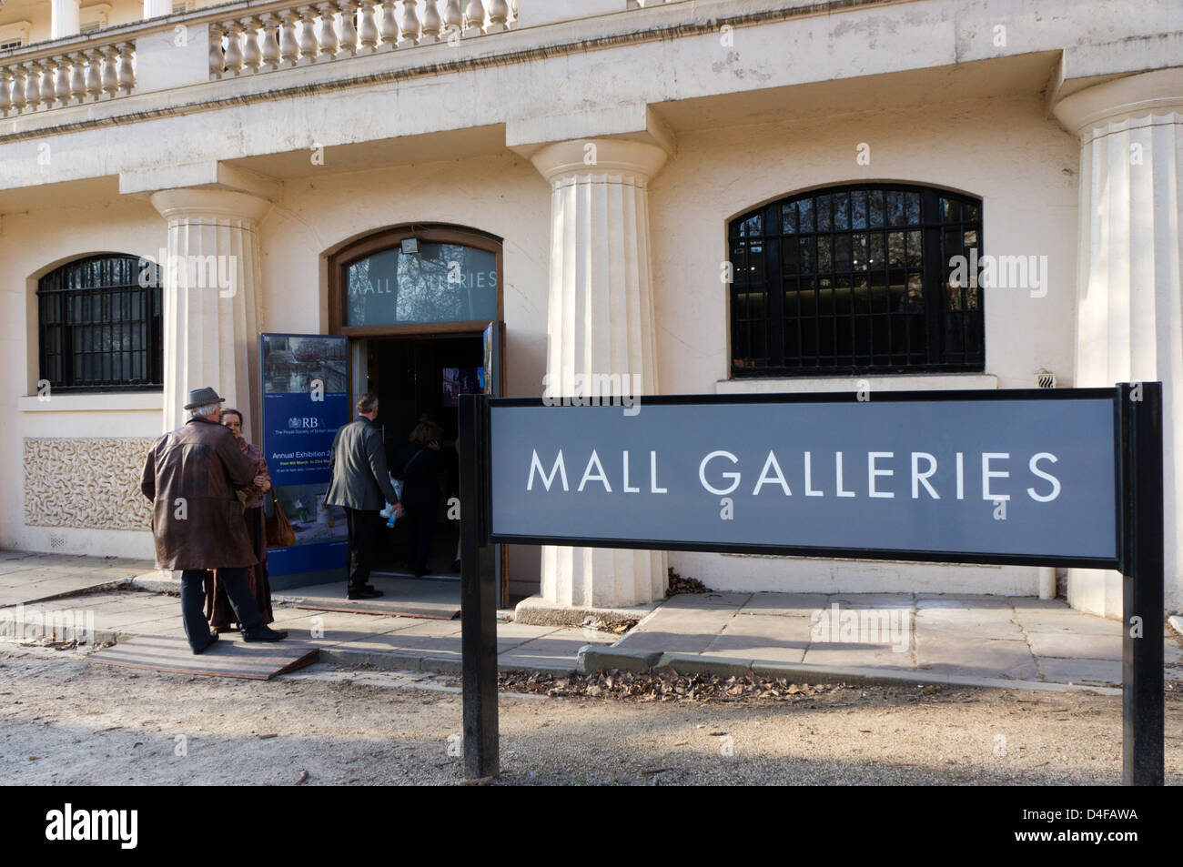 Firmar fuera del Mall Galleries, Londres. Foto de stock