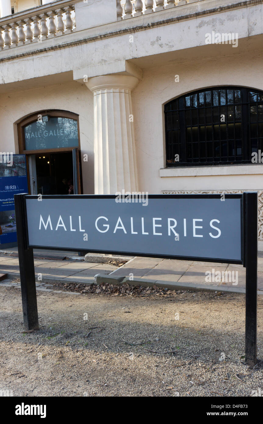 Firmar fuera del Mall Galleries, Londres. Foto de stock