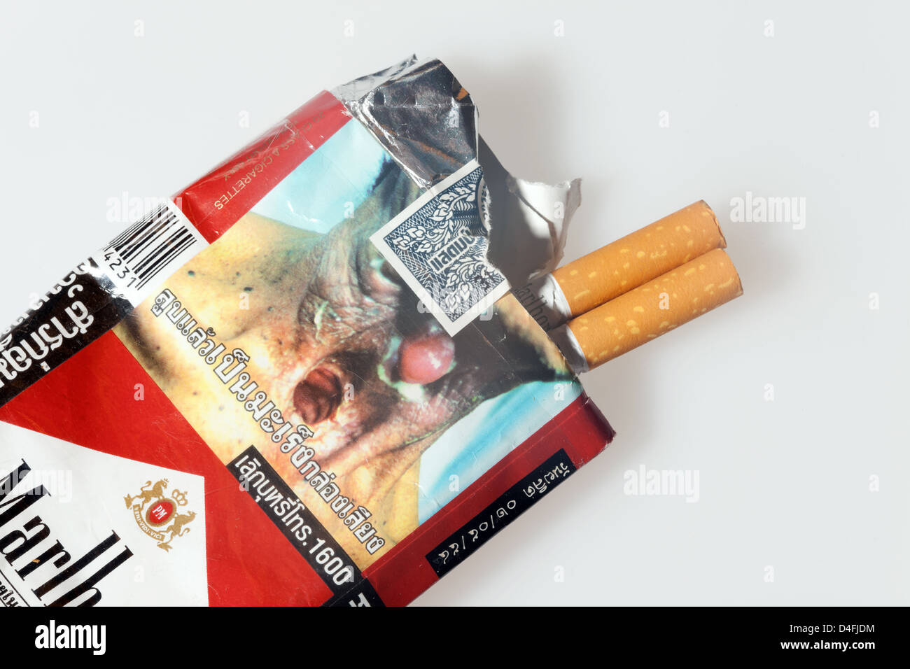 Berlín, Alemania, la cajetilla de cigarrillos con imagen de enfermedades relacionadas con el hábito de fumar Foto de stock