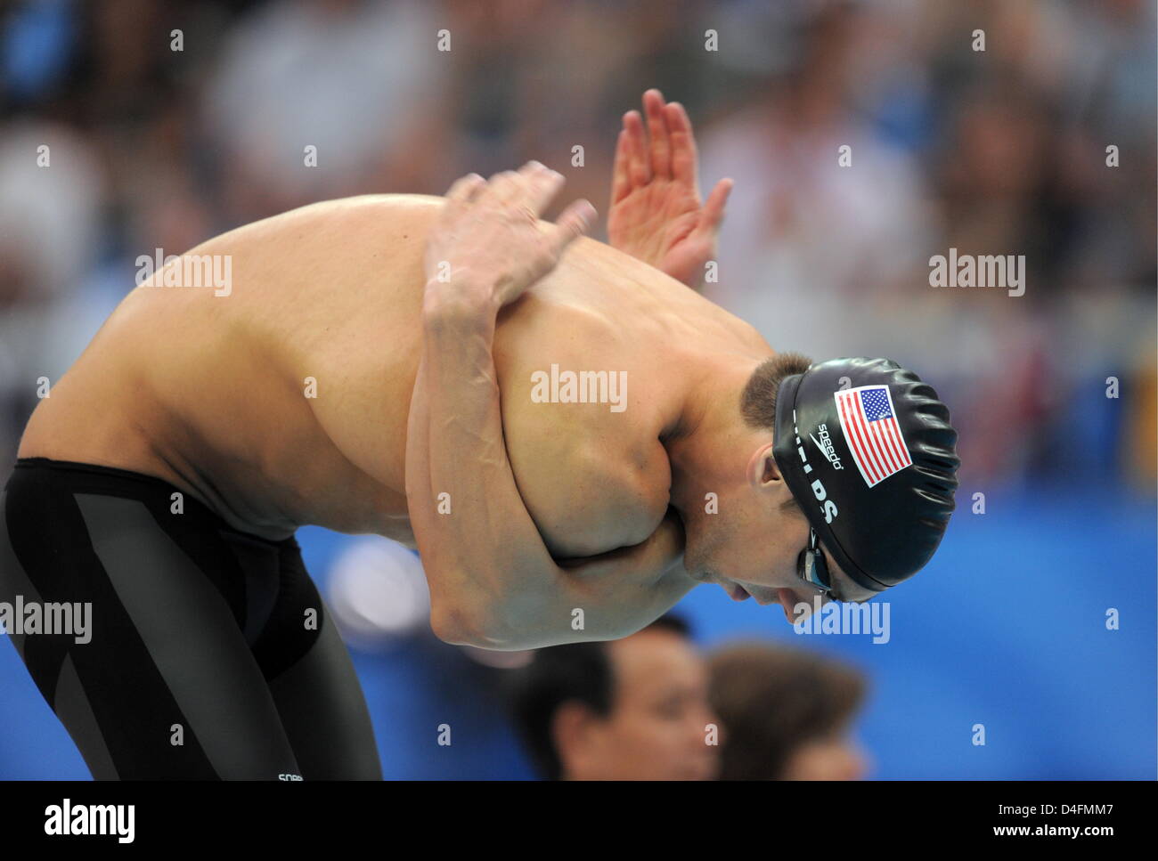 Michael Phelps de los Estados Unidos antes del inicio de los hombres de la  200m medley individual durante la semifinal de la competencia de natación  en el Centro Acuático Nacional en los