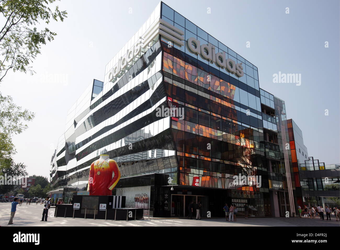 Vista exterior del nuevo "Centro" de la marca Adidas, hasta ahora la tienda  adidas más grande del mundo, en Beijing, China, 19 de agosto de 2008. La  tienda abarca 3,170m2 y cuatro