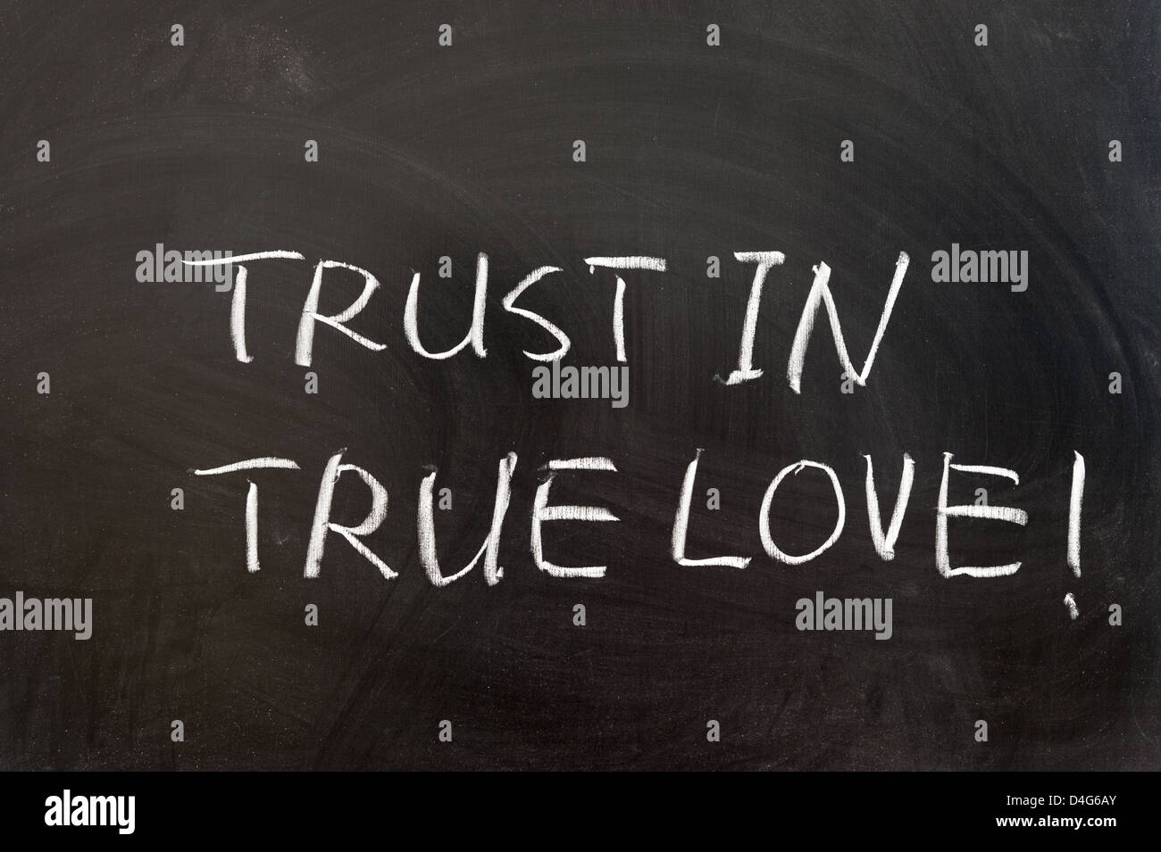 La confianza en el amor verdadero palabras escritas en la pizarra Foto de stock