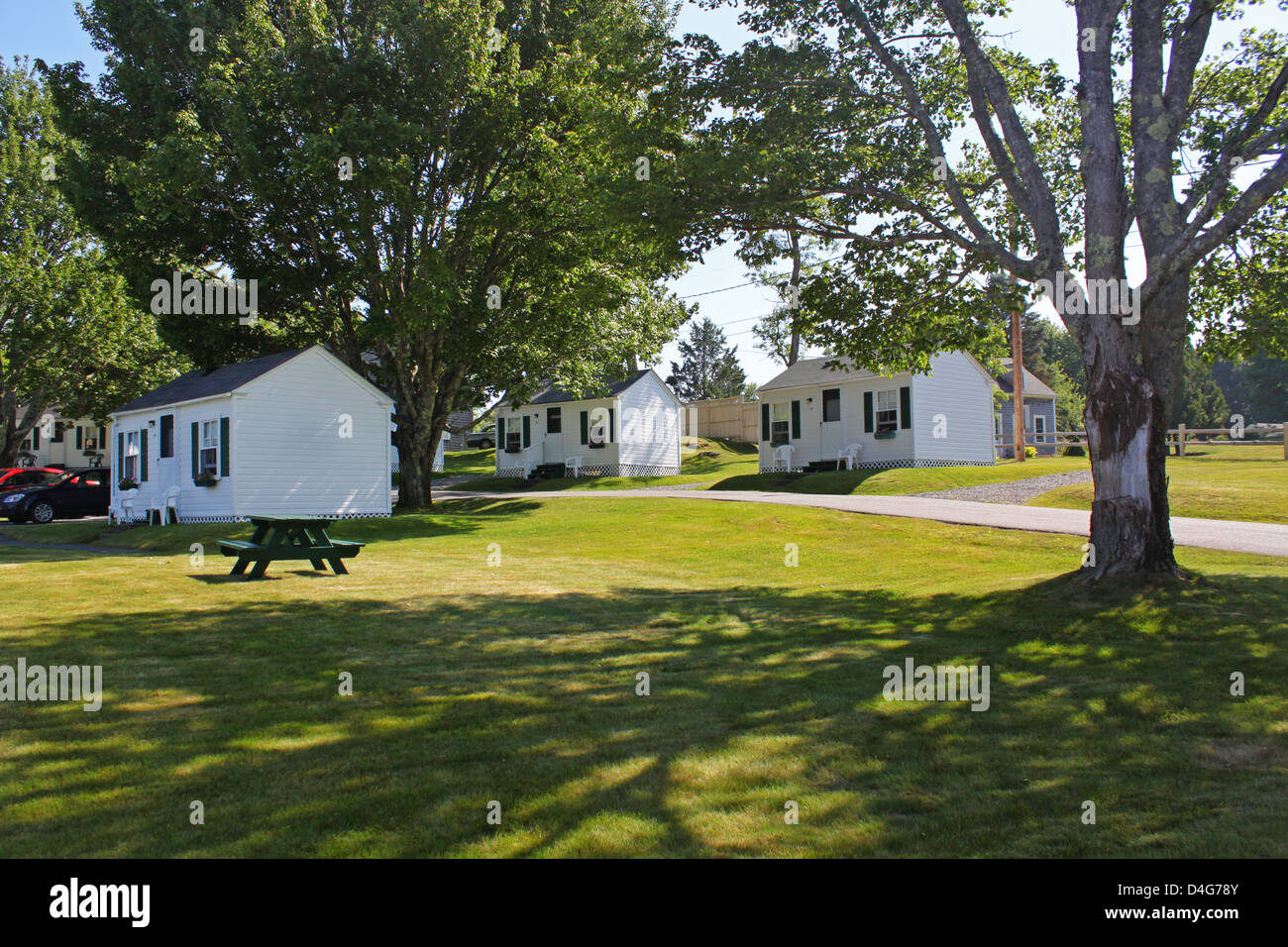 Pequeños campings casas sobre el verde césped en verano Foto de stock