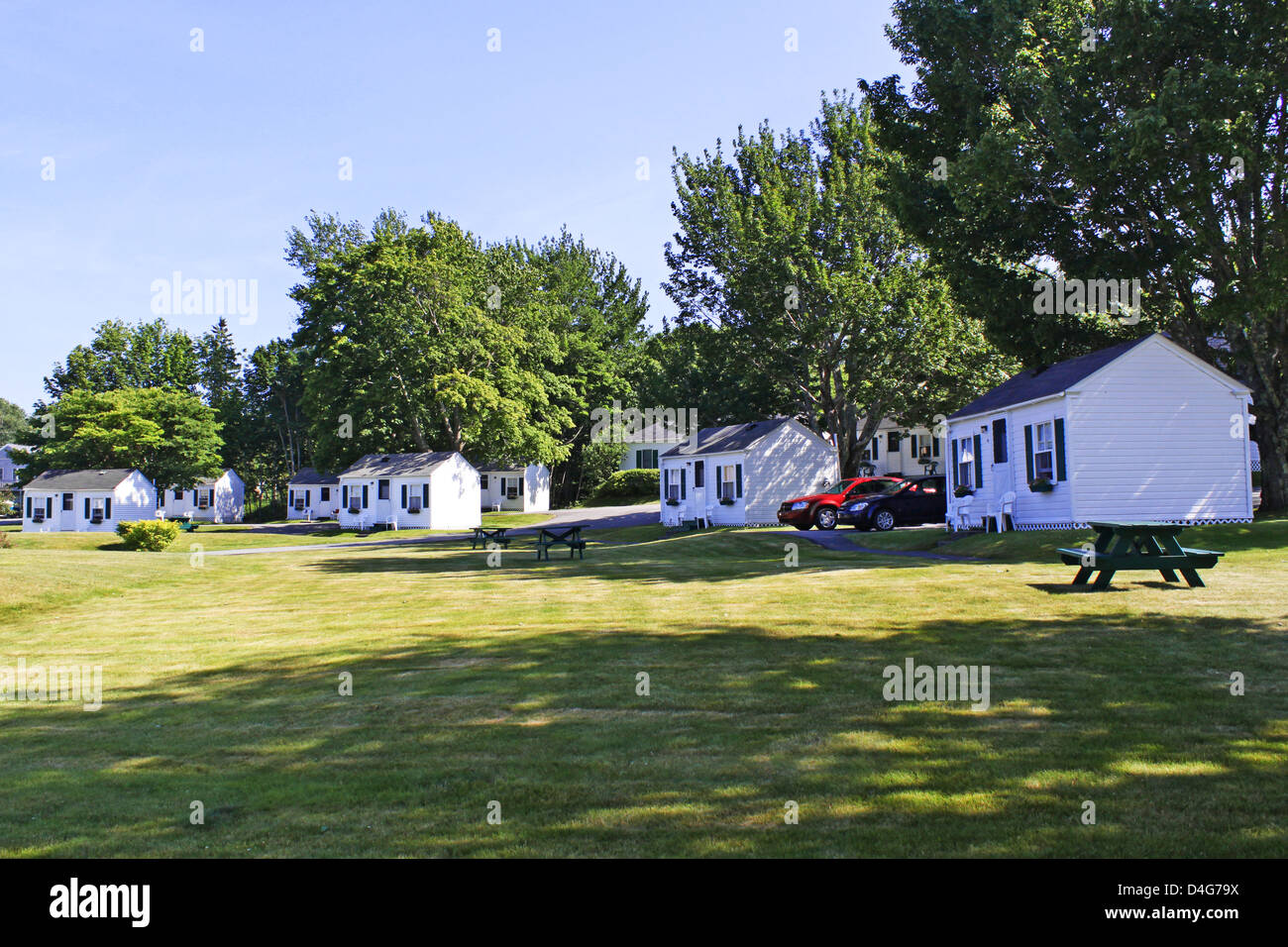 Pequeños campings casas en gren césped en verano Foto de stock