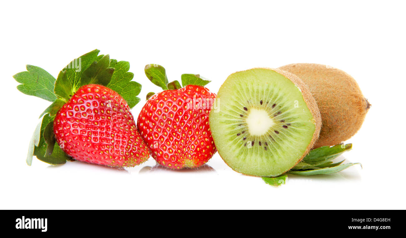 Fresas y kiwis sobre fondo blanco. Foto de stock