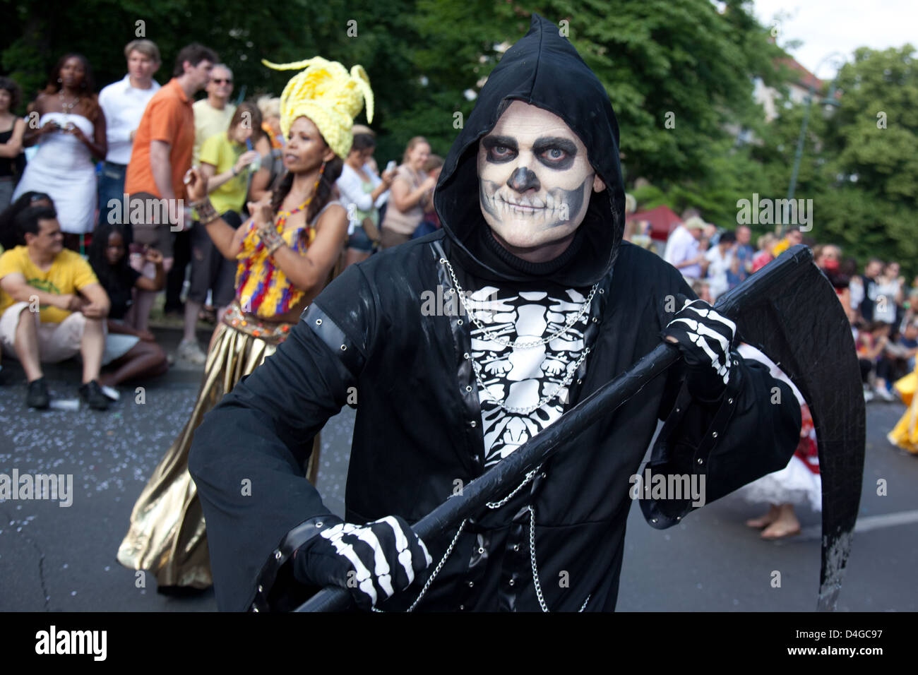 Berlín, Alemania, con Skelettkostuem man en el Carnaval de las Culturas Foto de stock
