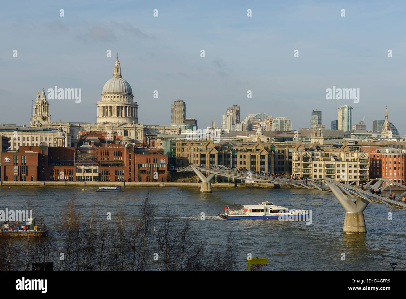 La Catedral de San Pablo y el Puente del Milenio de Londres Reino unido Foto de stock