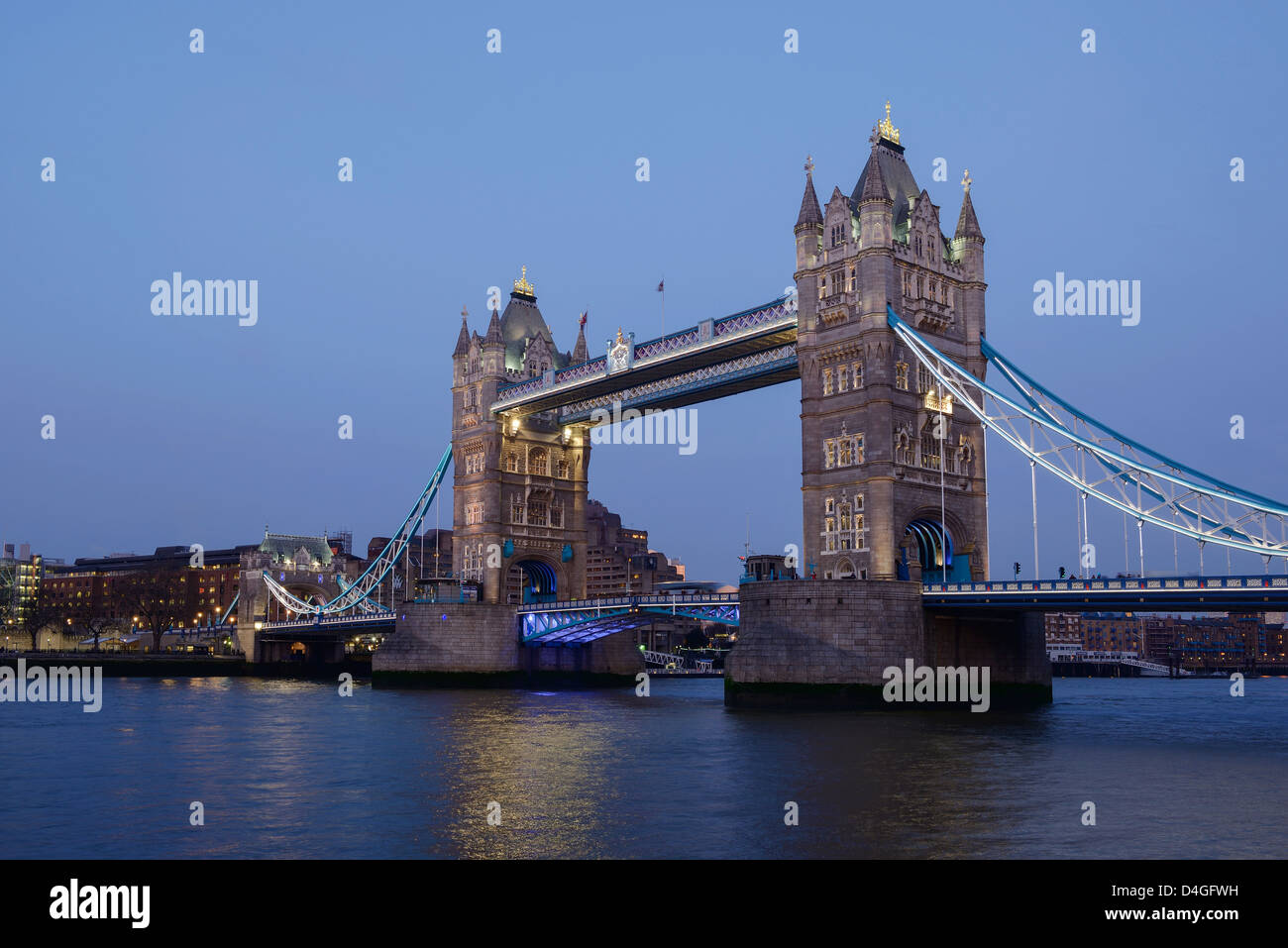 En la noche del Tower Bridge, Londres, Gran Bretaña. Foto de stock