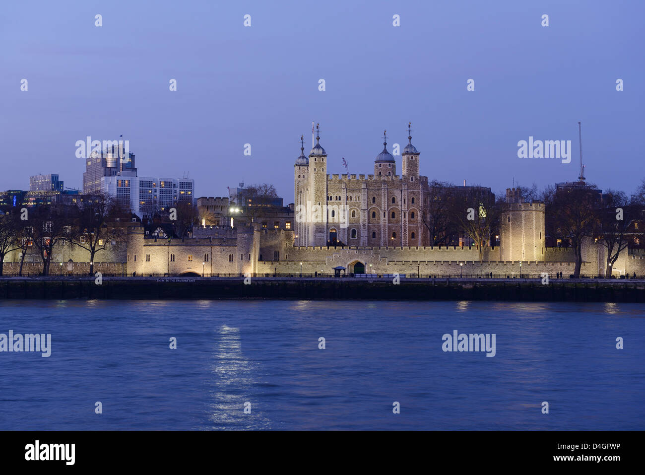 La Torre de Londres por la noche, Londres, Gran Bretaña. Foto de stock