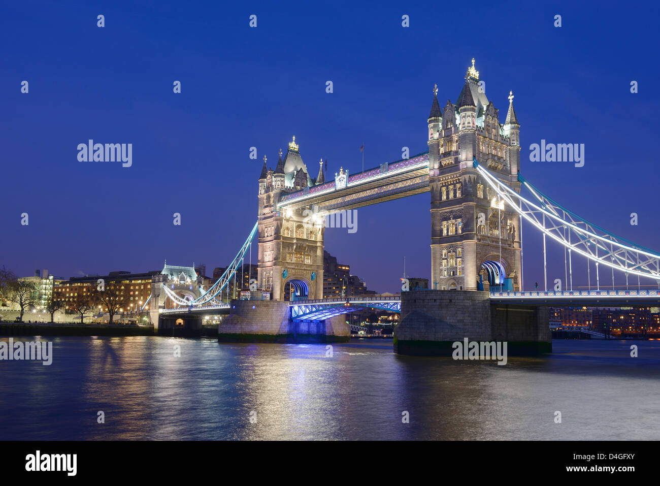 En la noche del Tower Bridge, Londres, Gran Bretaña. Foto de stock