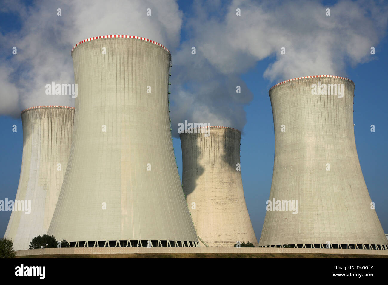 Detalle de las torres de enfriamiento de la planta de energía nuclear Foto de stock
