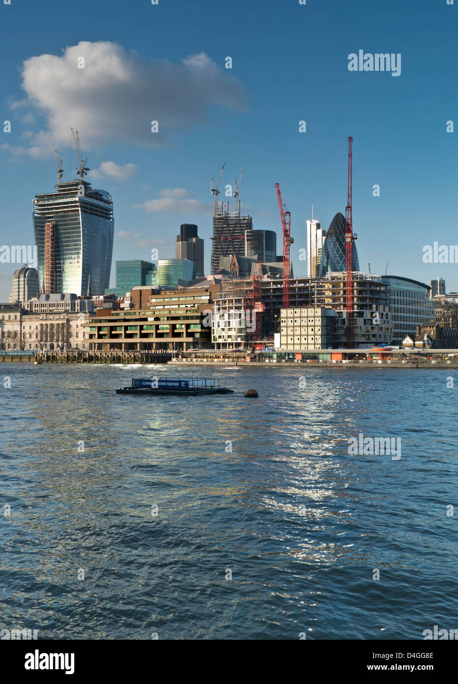 Gran variedad de proyectos de construcción incluyendo "La Ola" en la ciudad financiera de Londres desde la orilla sur del río Támesis, Londres, Gran Bretaña. Foto de stock