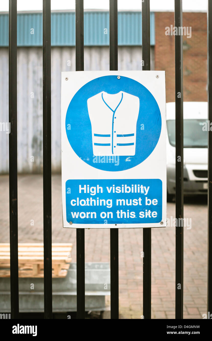 Signo para ropa de alta visibilidad en un sitio en construcción Foto de stock