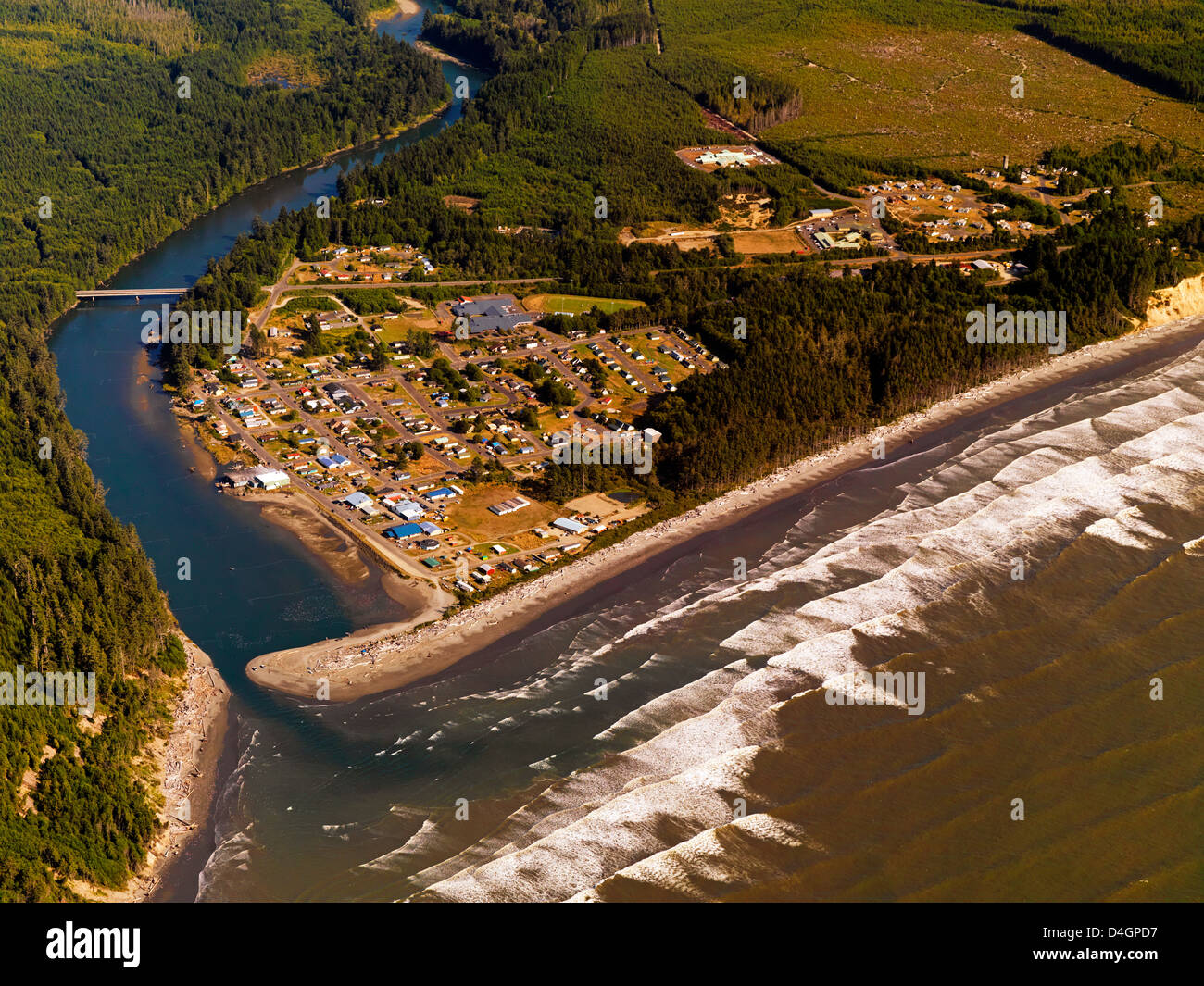 Una foto aérea de la pequeña comunidad de Taholah en la costa de Washington. Foto de stock