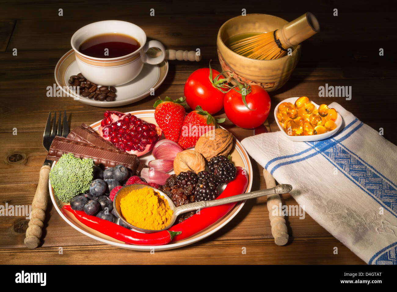 Plato lleno de antioxidantes frutas y verduras Foto de stock